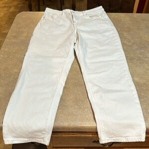 Women’s American Eagle white Mom jeans size 14 inseam measures about 27”